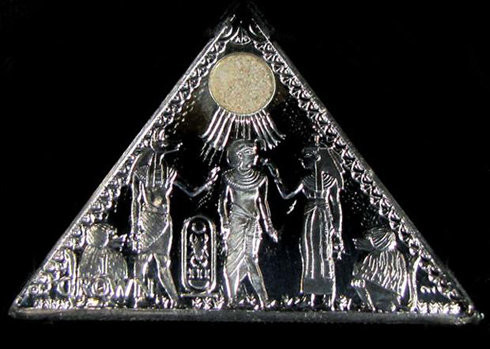 4. Đồng tiền hình kim tự tháp: Đảo Man (vùng tự trị thuộc Hoàng gia Anh, nằm trung tâm các đảo của Anh trong vùng biển Ireland) đã đúc đồng tiền hình kim tự tháp (tam giác). Dù vẫn có giá trị lưu hành, mục đích sử dụng chính là dành cho các nhà sưu tập. Một mặt in hình vua Tutankhamun (người trị vì vương triều thứ 18 của Ai Cập cổ đại) lấy từ lăng mộ ông.