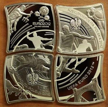 8. Đồng xu xếp hình lá cờ: Ba Lan và Ukraine là đồng chủ nhà sự kiện bóng đá Euro 2012. Với tinh thần chung, hai quốc gia bắt tay sản xuất loạt tiền xu hiếm. Một bộ gồm hai phần, một bên là mệnh giá 10 zloty Ba Lan, phía còn lại sẽ là 10 hryvnia của Ukraine. Khi ghép lại với nhau tạo thành hình lá cờ. Mỗi xu có giá 2,8 USD vào thời điểm ra mắt, 4 xu một lá cờ tượng trưng cho 4 thành phố Ba Lan tổ chức sự kiện.