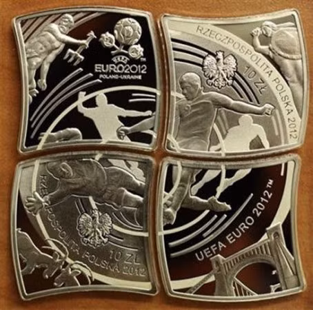 8. Đồng xu xếp hình lá cờ: Ba Lan và Ukraine là đồng chủ nhà sự kiện bóng đá Euro 2012. Với tinh thần chung, hai quốc gia bắt tay sản xuất loạt tiền xu hiếm. Một bộ gồm hai phần, một bên là mệnh giá 10 zloty Ba Lan, phía còn lại sẽ là 10 hryvnia của Ukraine. Khi ghép lại với nhau tạo thành hình lá cờ. Mỗi xu có giá 2,8 USD vào thời điểm ra mắt, 4 xu một lá cờ tượng trưng cho 4 thành phố Ba Lan tổ chức sự kiện.
