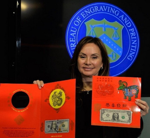 Bà Rosie Rios giới thiệu "Tiền May mắn năm con Dê" (bên phải) và "Vòng may mắn Rồng Phượng".