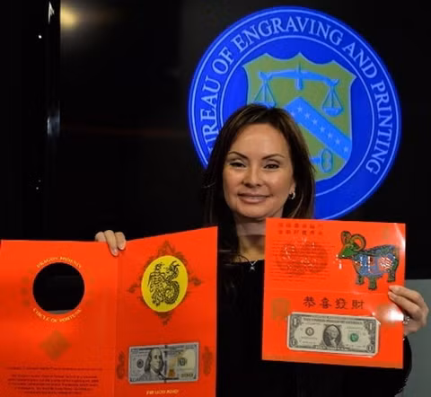 Bà Rosie Rios giới thiệu "Tiền May mắn năm con Dê" (bên phải) và "Vòng may mắn Rồng Phượng".