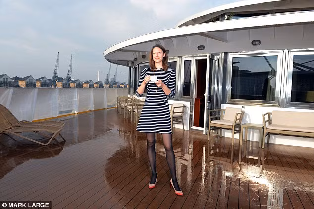 Sunborn London gồm có 5 tầng với 136 phòng, được trang bị nội thất hết sức xa xỉ. Giá phòng ở đây dao động từ khoảng 160-780 bảng Anh/đêm (tương đương 5,5 triệu tới 26 triệu đồng).