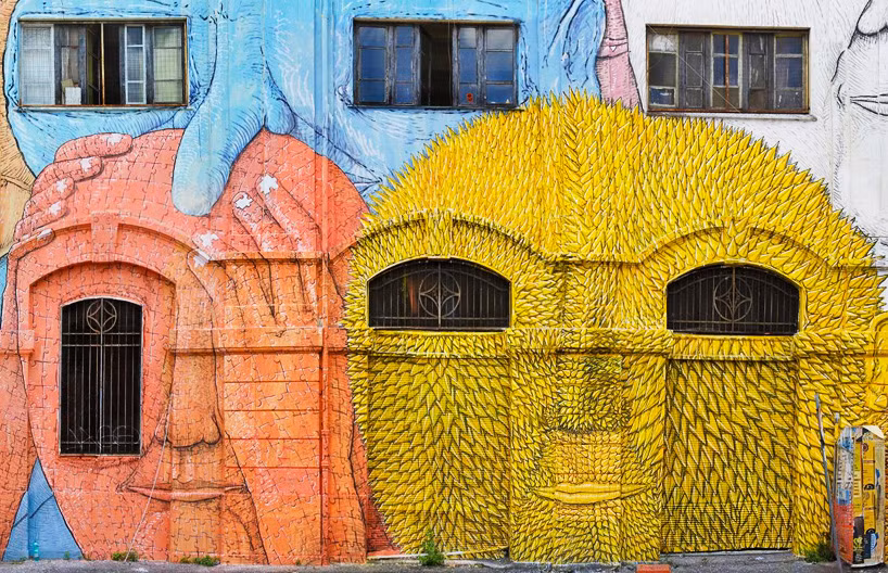 Tác phẩm có những khuôn mặt thể hiện sự đăm chiêu suy nghĩ, tay che một bên mắt.