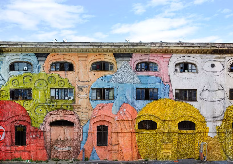 Gần 50 cửa sổ bao trùm ba tầng của tòa nhà bỗng hóa thành con mắt của mỗi nhân vật kỳ quặc trên bức tranh tường.