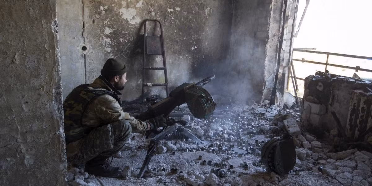 Sau đó, lực lượng ly khai bắt đầu tấn công mạnh mẽ hòng giành lại được sân bay chiến lược này. Quân ly khai hiện tại đã gần như kiểm soát sân bay Donetsk. Các cuộc giao tranh, bắn phá vẫn diễn ra hàng ngày bất chấp lệnh ngừng bắn được thực thi từ hôm 5/9.