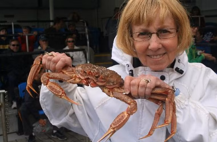 Một du khách thích thú chụp ảnh cùng chú cua to lớn.