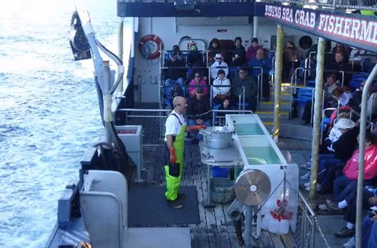 Khi tất cả mọi người đã lên tàu thuyền và có chỗ ngồi thoải mái để bắt đầu đi ra các ngư trường, hướng dẫn viên sẽ giới thiệu cho cả đoàn về lịch sử của nghề săn bắt cua cá ở Alaska và các loại tàu cá, ngư cụ mà bạn sẽ bắt gặp trong hành trình.