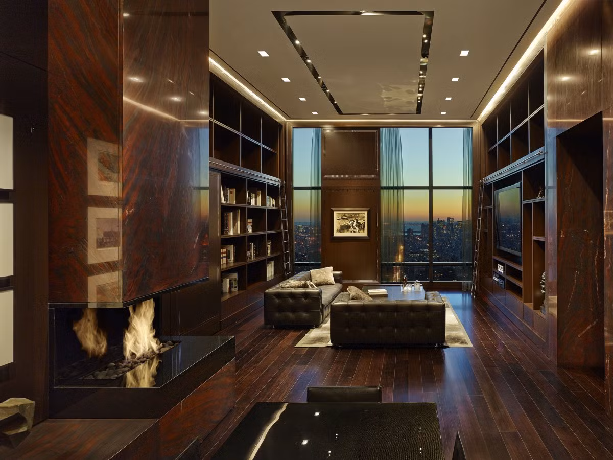 Thư viện bằng gỗ, được trang trí bằng nhiều bức tranh đắt tiền. Đây là nơi tuyệt vời để chủ nhân căn hộ ngồi nghiền ngẫm một cuốn sách hay.