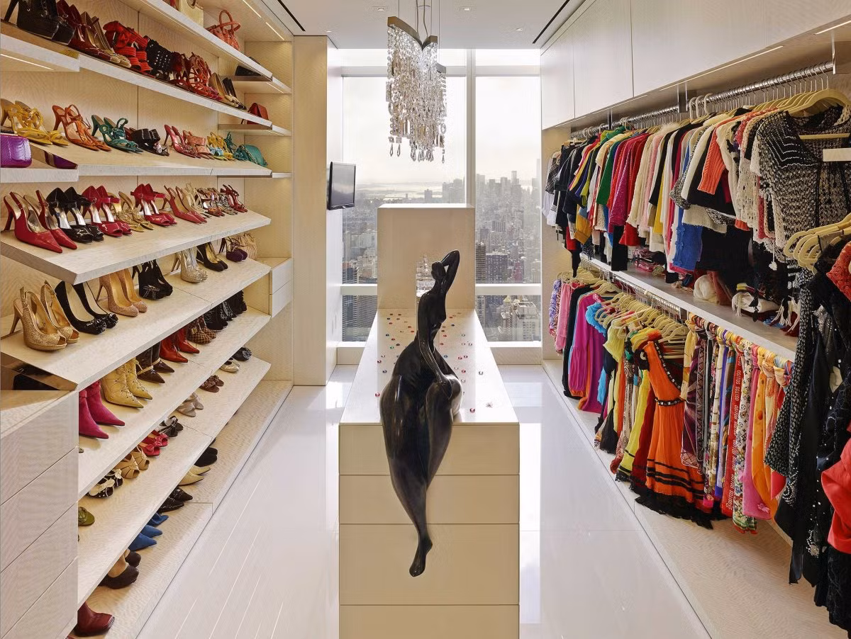 Phòng để quần áo, giày dép khiến nhiều người choáng ngợp.