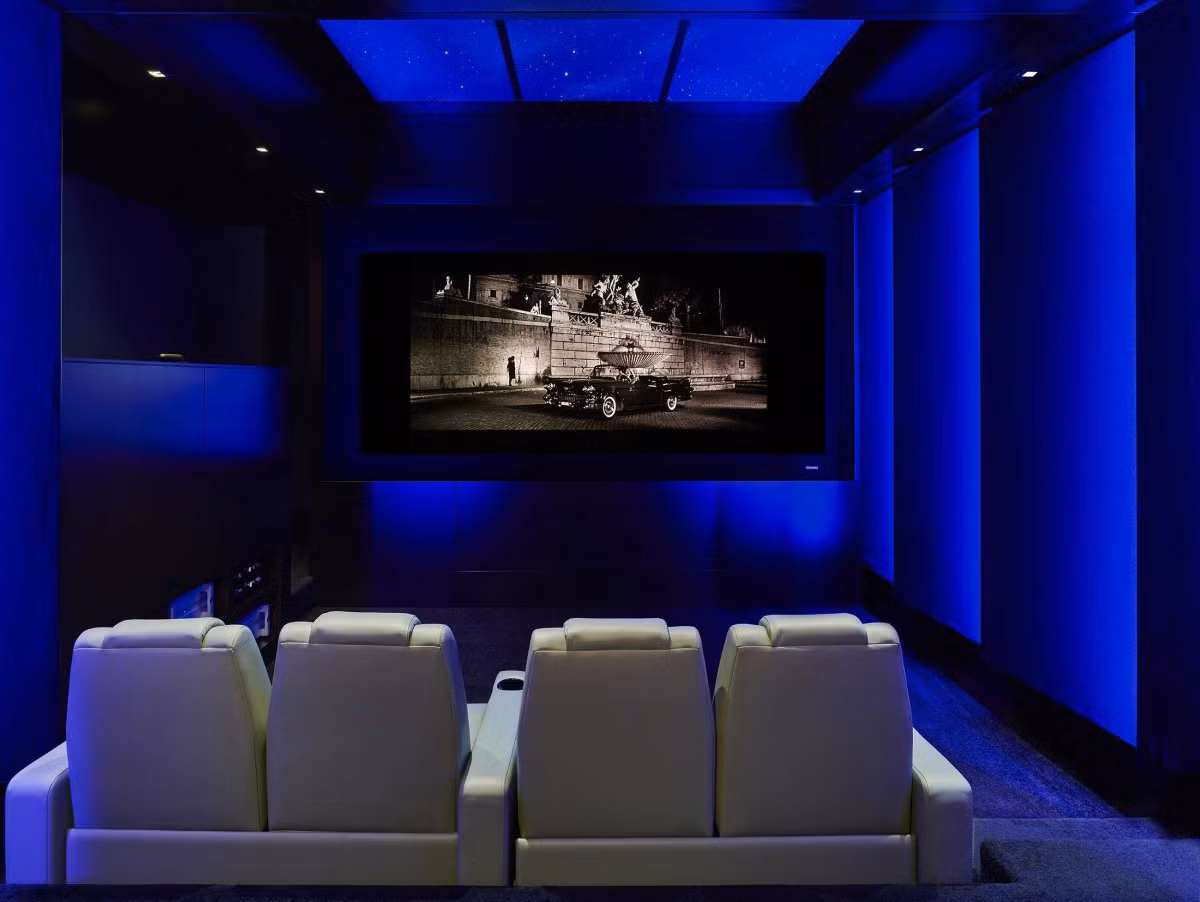 Phòng chiếu phim với màn hình lớn và những chiếc ghế êm ái.