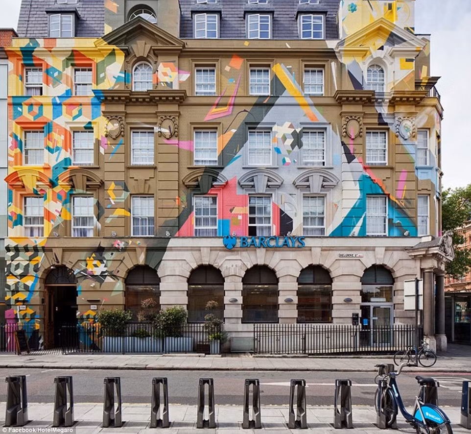 Mặt tiền được vẽ graffiti nghệ thuật trẻ trung của khách sạn The Megaro, ở London (Anh) trông hết sức bắt mắt.