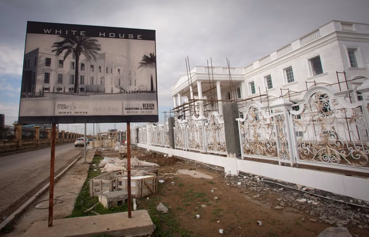 Dinh thự giống Nhà Trắng là của vị đại gia người Iraq có tên Shihab Shihab. Nó được xây dựng tại khu vực cách vùng đất bị nhóm Nhà nước Hồi giáo tự xưng (IS) chiếm đóng chỉ khoảng 80km.