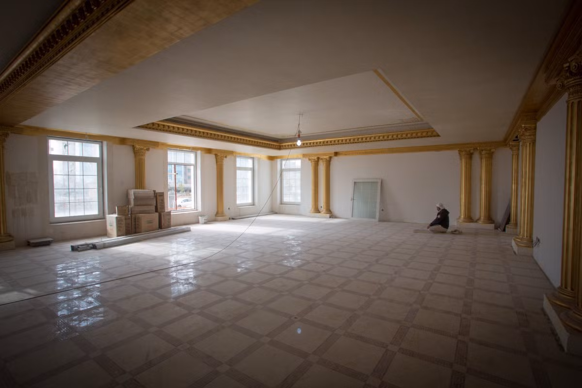 Theo đó, các phòng tắm được thiết kế và xây dựng bằng đá ẩm thạch đã được nhập trực tiếp từ Hy Lạp, trần nhà và những cột đá trong nhà được dát vàng 21 carat.