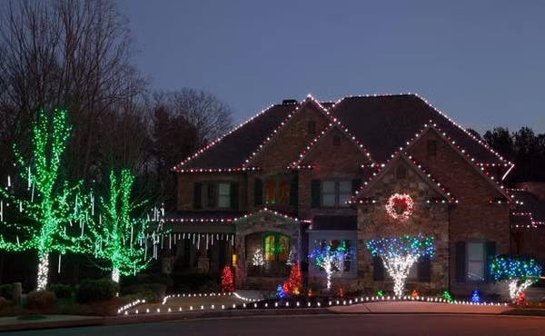 Việc gắn đèn lên mái nhà và các cành cây quanh nhà tạo cho ngôi nhà sức thu hút riêng.