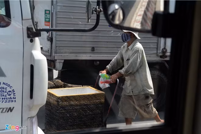 Tình trạng những thùng xốp len lỏi giữa đường có hàng trăm xe cộ đang lưu thông vừa nguy hiểm cho người bán, vừa vi phạm giao thông xảy ra thời gian gần đây nhưng chưa bị lực lượng chức năng xử lý.