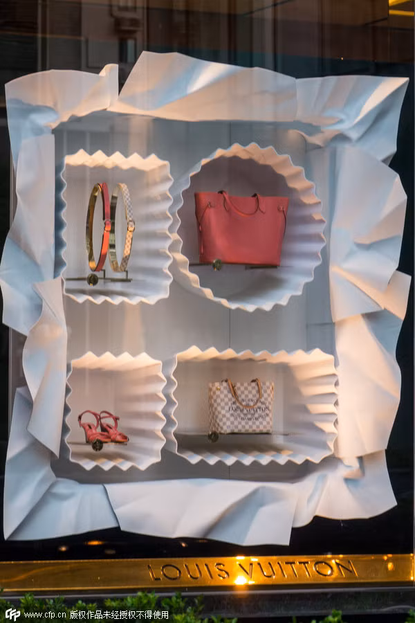 Thương hiệu thứ 2 được các quý bà giàu có yêu thích là Louis Vuitton, với 8,9 % người được hỏi muốn sở hữu sản phẩm của hãng. Các sản phẩm Apple như iPhone, Ipad... là món quà h