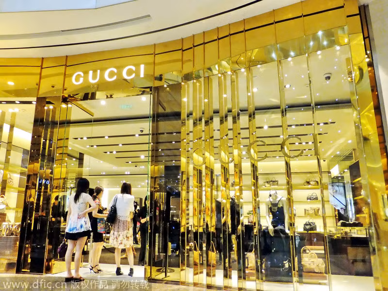 Gucci là thương hiệu được nhiều chị em phụ nữ lắm tiền ưa dùng.