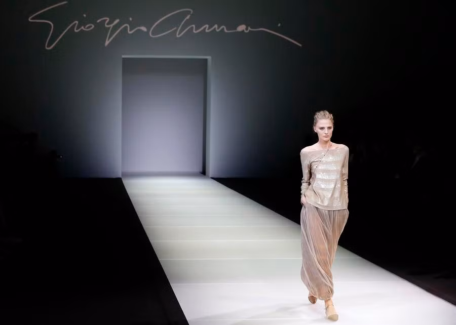 Thương hiệu thời trang Giorgio Armani luôn là mặt hàng được yêu thích đối với giới nhà giàu.