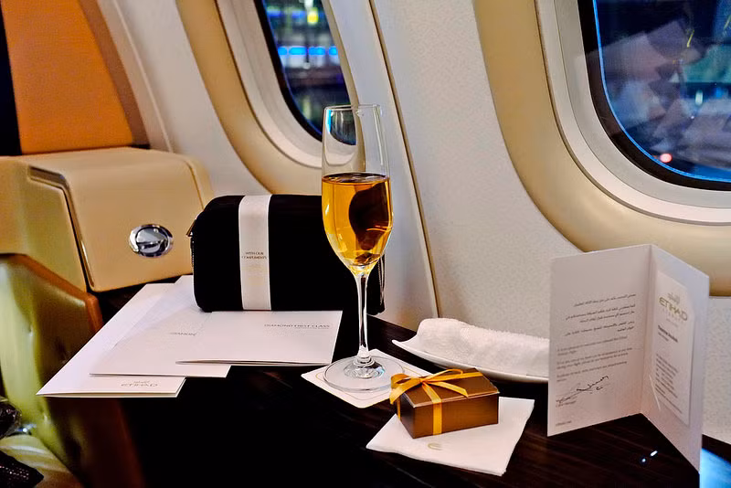 3. Chuyến bay từ San Francisco đến Abu Dhabi của hãng Etihad Airways với giá 28.090 USD. Hãng hàng không quốc gia của Abu Dhabi, thuộc Các tiểu vương quốc Ả Rập thống nhất này cung cấp tấm vé khứ hồi từ San Francisco đến Abu Dhabi có giá 28.090 USD. Với giá vé này, hành khách được trải nghiệm dịch vụ phòng giải trí, TV màn hình LCD rộng 23 inch ở mỗi ghế ngồi, quán bar mini, ghế ngồi được bọc da cao cấp.