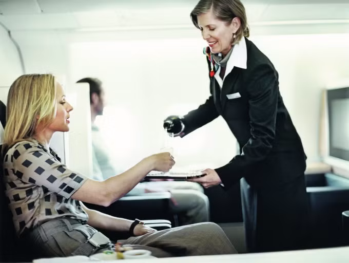 6. Chuyến bay từ New York đến Singapore với hãng Swiss Air (Thụy Sĩ) vó giá vé khứ hồi là 22.265 USD. Hãng hàng không lớn nhất Thụy Sĩ này được ví như “ngôi nhà trên bầu trời”, cung cấp các dịch vụ xa hoa hàng đầu. Bữa ăn trên chuyến bay do đầu bếp nổi tiếng Michelin Dominique Gauthier phục vụ. Ngoài ra, hãng này còn cung cấp một bộ sản phẩm dùng trong nhà tắm đến từ các thương hiệu nổi tiếng.