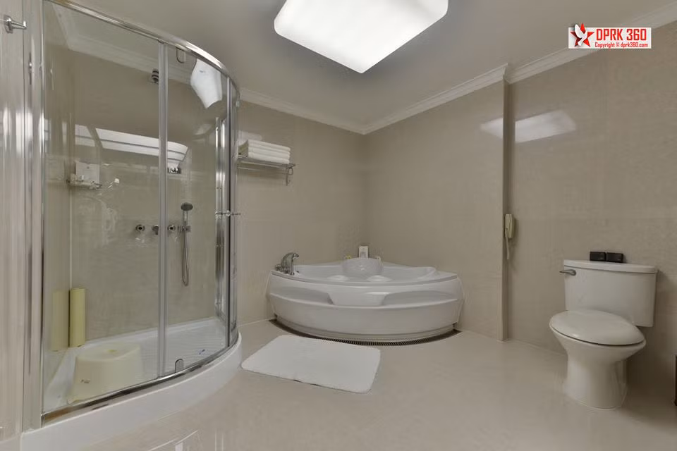 Phòng tắm gồm có cả bồn tắm nước nóng và cả phòng tắm vòi hoa sen,