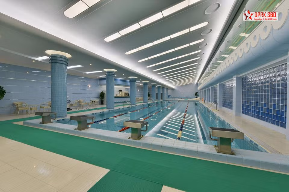 Bể bơi rộng lớn.