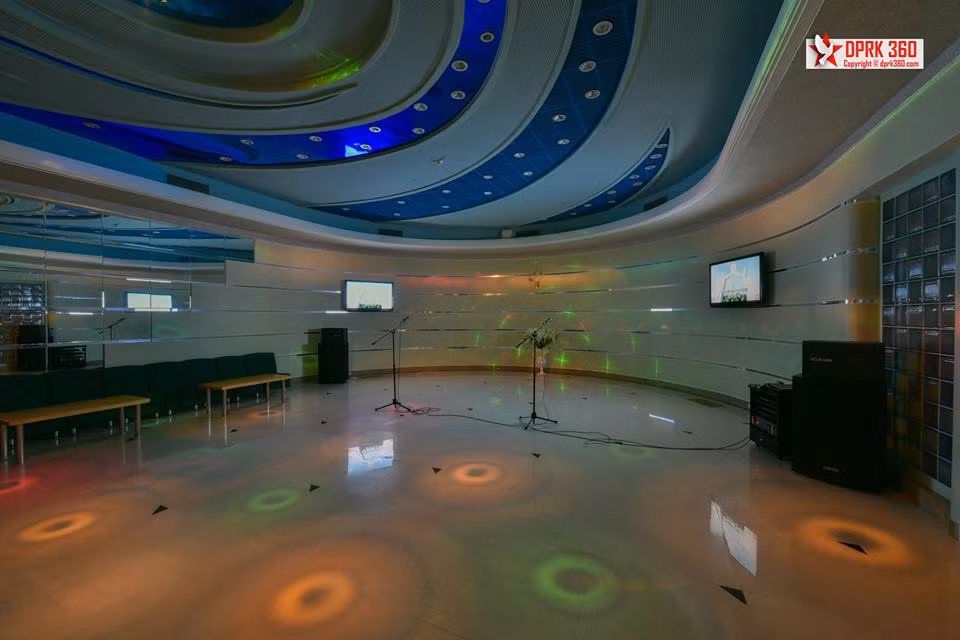 Hộp đêm karaoke với không gian rộng rãi.