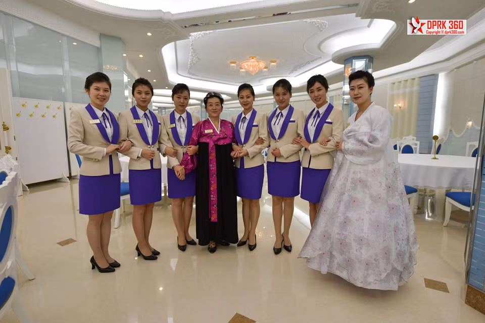 Đội ngũ nhân viên của khách sạn trong bộ đồng phục xinh xắn, lịch sự.