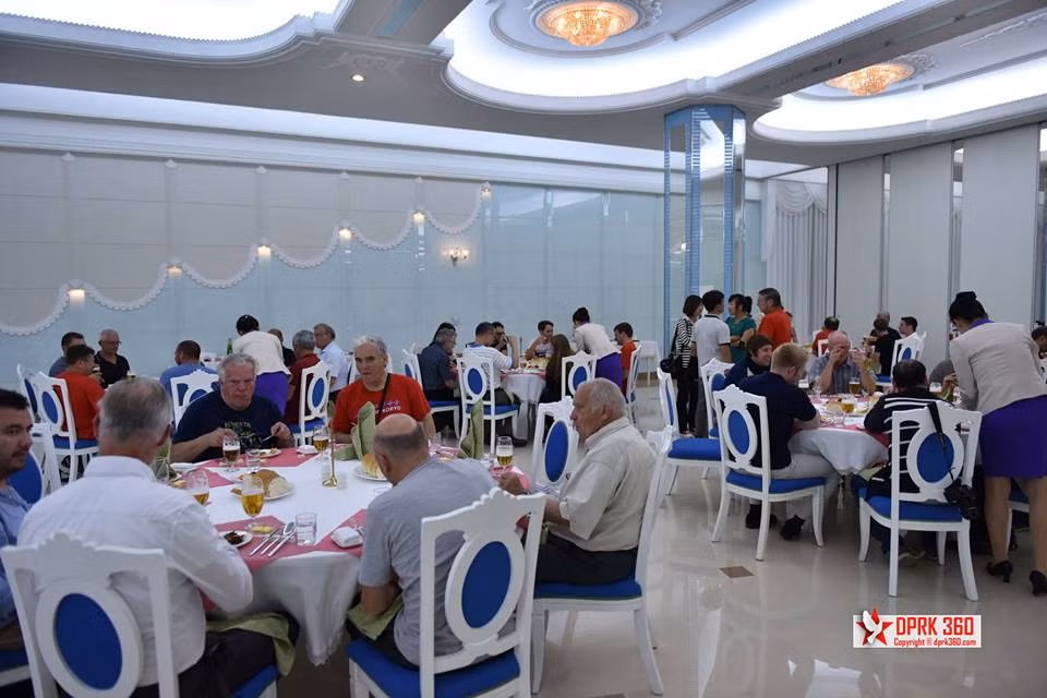 Một đoàn khách du lịch nước ngoài đang dùng bữa tại phòng ăn của khách sạn.