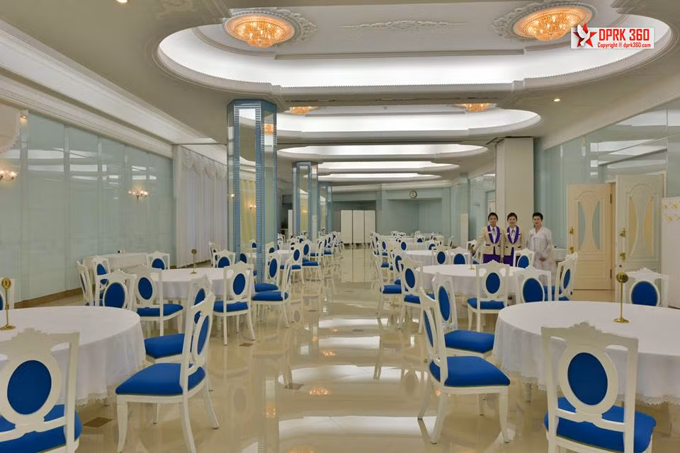 Phòng ăn lớn bên trong khách sạn cao cấp.