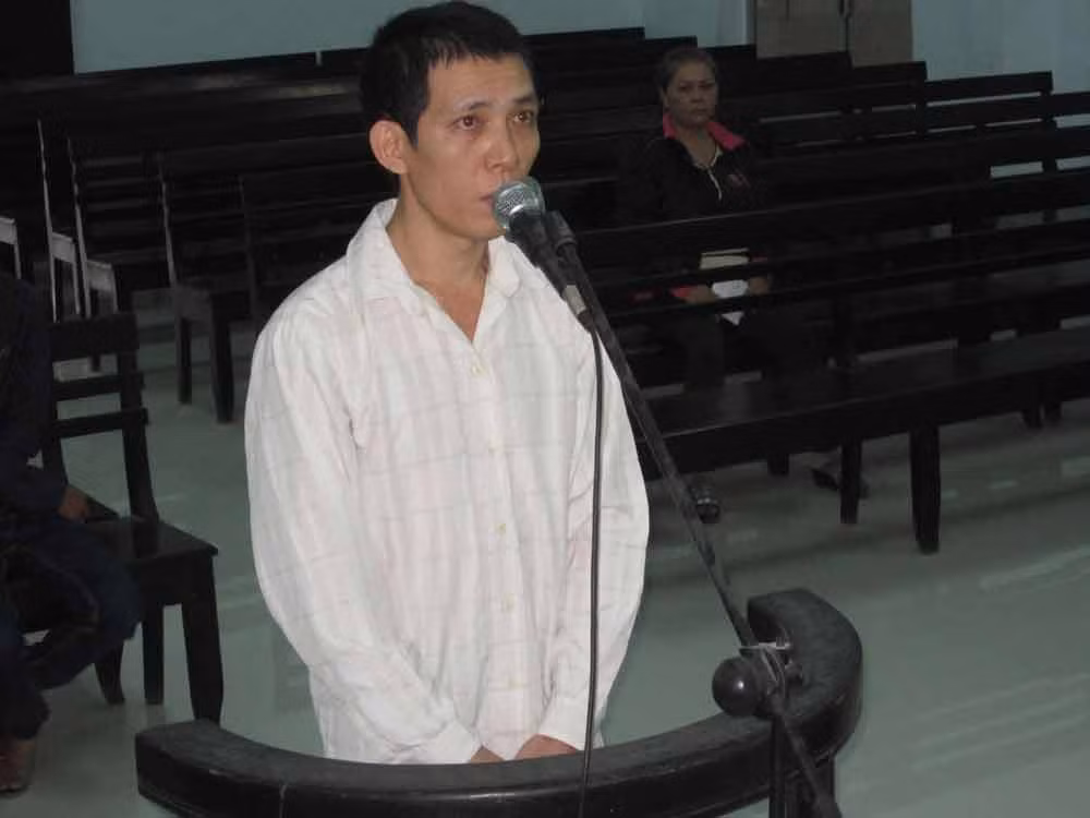 Bị cáo Phan Tiến Dũng trước vành móng ngựa.