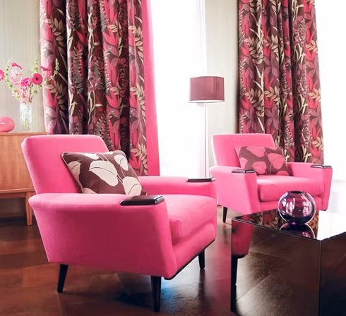 Ngoài ra, bạn cũng nên chú ý tới việc lựa chọn rèm cửa theo mùa. Chẳng hạn bạn có thể chọn màu hồng thơ mộng cho mùa đông ấm áp.