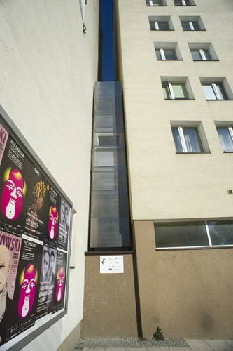 Kiến trúc sư Jakub Szczesny cho biết ông thiết kế ngôi nhà hai tầng này để nối liền khoảng cách giữa một ngôi nhà có từ thời tiền chiến và một tòa nhà hiện đại ở trung tâm Warsaw, Ba Lan.