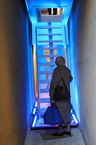 Kiến trúc sư Szczesny cho biết, công trình này đã đạt được hai mục tiêu: lấp đầy chỗ trống trong thành phố và nối liền thảm kịch thế chiến thứ hai ở Warsaw, nơi hơn một nửa thành phố bị tàn phá, với các công trình hiện đại mọc lên sau đó.