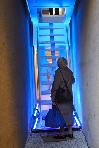 Kiến trúc sư Szczesny cho biết, công trình này đã đạt được hai mục tiêu: lấp đầy chỗ trống trong thành phố và nối liền thảm kịch thế chiến thứ hai ở Warsaw, nơi hơn một nửa thành phố bị tàn phá, với các công trình hiện đại mọc lên sau đó.