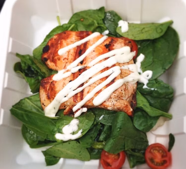 Cá hồi ăn kèm rau bina.