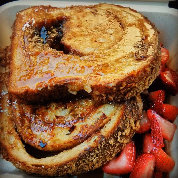 Apple là một thương hiệu được biết đến với các thiết kế chất lượng cao và sự chú ý đến từng chi tiết sản phẩm. Hãng công nghệ này cũng áp dụng những tiêu chuẩn về chất lượng với đồ ăn dành cho nhân viên của công ty. Tại trụ sở của Apple, có rất nhiều sự lựa chọn cho bữa sáng. Ảnh: Món bánh mỳ nướng dâu tây kiểu Pháp có giá 4 USD này là một ví dụ.