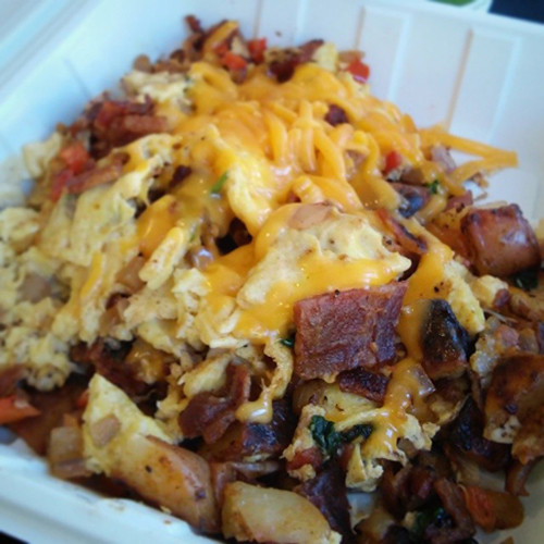 Hoặc nhân viên cũng có thể dùng bữa sáng với phô mai, trứng, thịt xông khói và khoai tây. Tất cả chỉ có giá 3,75 USD.