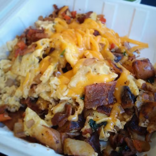 Hoặc nhân viên cũng có thể dùng bữa sáng với phô mai, trứng, thịt xông khói và khoai tây. Tất cả chỉ có giá 3,75 USD.