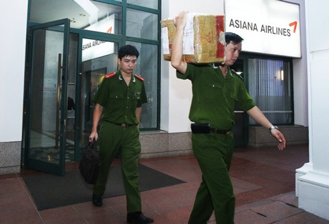 Việc khám xét nơi làm việc của ông Hà Văn Thắm tại tòa nhà DAEHA 360 Kim Mã, Q.Ba Đình, Hà Nội kết thúc lúc 22h ngày 24/10. Tại đây, cơ quan điều tra thu giữ nhiều tài liệu liên quan đến vụ án - Ảnh: Nguyễn Khánh/ Tuổi Trẻ.