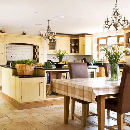 Đây là căn bếp trông khá giản đơn với gam màu vàng sữa nhẹ nhàng.