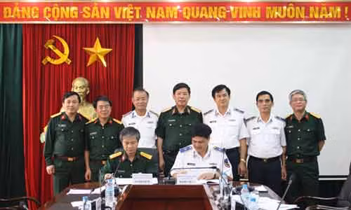 Thiếu tướng Nguyễn Quang Đạm - Tư lệnh CSB ký hợp đồng đóng mới 4 tàu tuần tra cao tốc với Công ty Đóng tàu Hồng Hà.