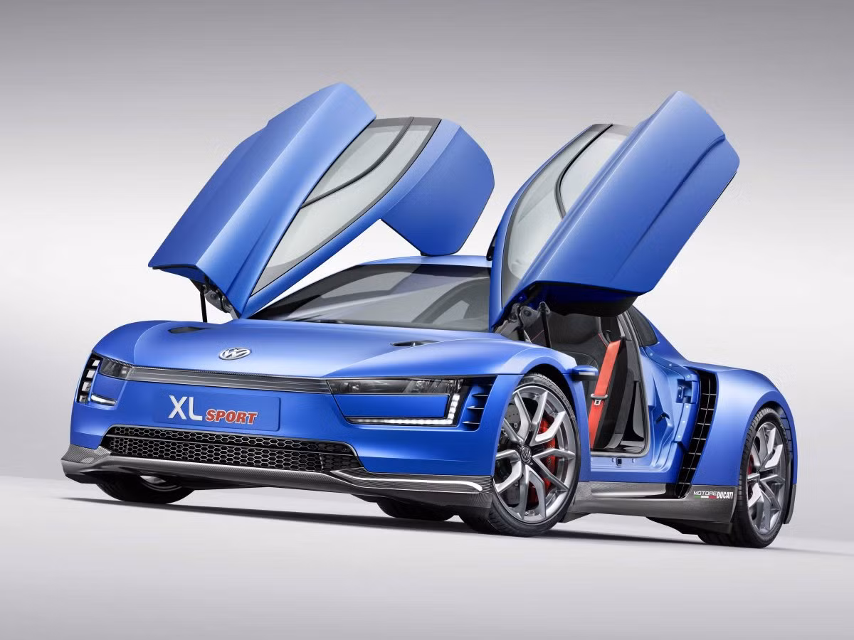 Trước đó, hãng Volkswagen cũng từng tung ra mẫu XL1 với động cơ 2 xi-lanh dung tích chỉ 800cc. Tuy nhiên, XL1 lại là dòng xe hybrid diesel lai điện được phát triển với mục tiêu hạ mức tiêu hao nhiên liệu xuống dưới 1L/100km, còn Volkswagen XL Sport lần này là mẫu xe thể thao mạnh mẽ thuần động cơ xăng.