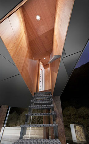 Lối lên của căn hộ bên trong biển quảng cáo.