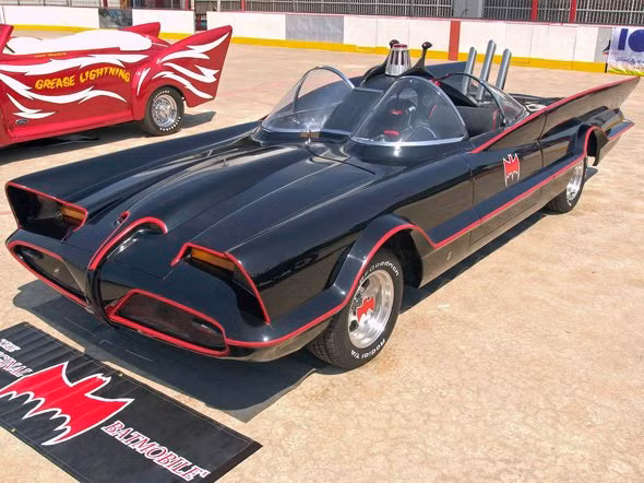 Chiếc Batmobile xuất hiện vào những năm 60 trong series phim của Adam West. Siêu xe cá tính này được thiết kế dựa trên nguyên mẫu của chiếc Lincoln Futura năm 1955 do nhà thiết kế George Barris chế tạo.