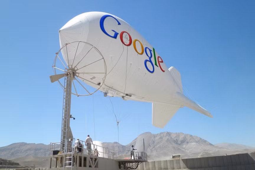 4. Google đã đưa ra dự án Project Loon - khinh khí cầu bay ở độ cao lớn để phát mạng Internet trên toàn thế giới. Hồi đầu năm, Google đã công bố một trong số các quả khinh khí cầu của họ - chiếc Ibis-167 - vừa hoàn thành xong chuyến bay vòng quanh Trái đất trong 22 ngày. Project Loon là một dự án đầy tham vọng của Google nhằm sử dụng các quả khinh khí cầu dùng năng lượng mặt trời để tạo ra các mạng rồi gửi tín hiệu internet không dây cho các khu vực xa xôi hẻo lánh - những nơi này thường rất khó để triển khai mạng internet có dây.