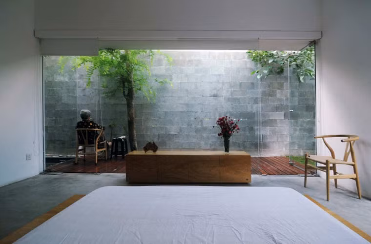 Đồng thời, ngôi nhà được trồng cây xanh giúp giảm tiếng ồn và tình trạng ô nhiễm môi trường tại một thành phố đang phát triển.