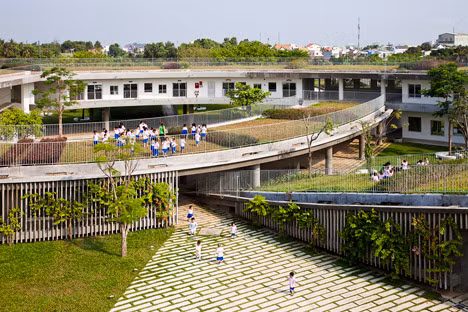 Những sân trong này tạo sân chơi an toàn và thoải mái cho trẻ vui chơi, đồng thời mái nhà cũng kết nối với sân trong ở cả điểm đầu và điểm cuối.