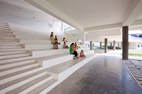 Chính mái nhà là nơi để trồng rau, một vườn rau xanh chính là nơi để trẻ có thể hiểu được tầm quan trọng của nông nghiệp và có được sự kết nối với thiên nhiên.