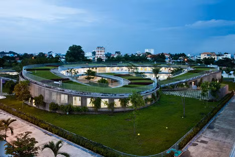 Công trình cũng được thiết kế để làm tối đa sự thông gió tự nhiên qua việc phân tích khí động học trên máy tính.